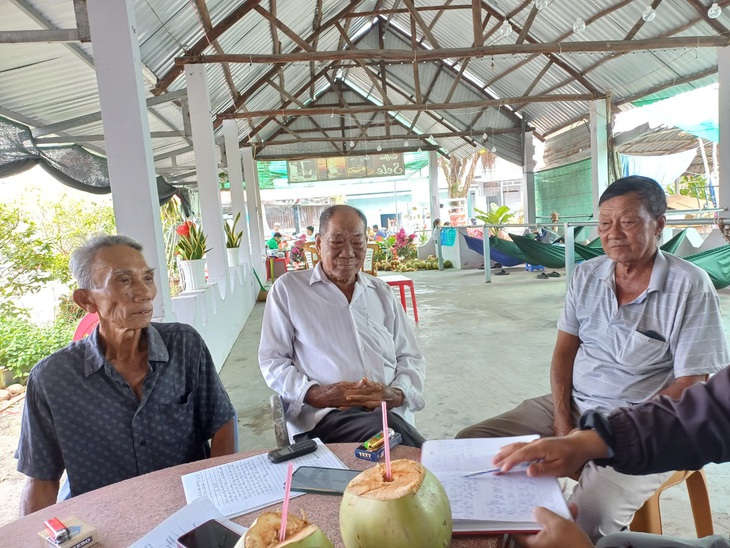 Ông Phạm Hồng Thọ (bìa trái), nguyên phó trưởng Công an huyện An Biên năm 1983, là nhân chứng rất bức xúc khi chính quyền hiện tại không trả đất cho ông Trình - Ảnh: BỬU ĐẤU