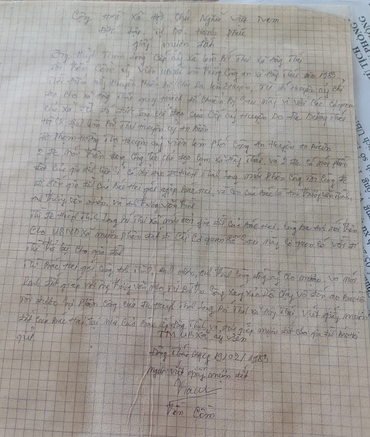 Tờ giấy mượn đất do ông Trần Cầm - khi đó là trưởng Công an xã Đông Thái - viết vào năm 1983 được gia đình ông Trình lưu giữ đến nay - Ảnh: BỬU ĐẤU