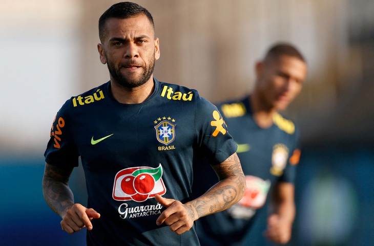 Alves ngồi tù vì tội tấn công tình dục một phụ nữ - Ảnh: REUTERS