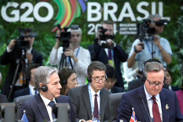 Ngoại trưởng Mỹ Antony Blinken (trái) và Ngoại trưởng Anh David Cameron dự cuộc họp G20 ở Rio de Janeiro (Brazil) - Ảnh: REUTERS