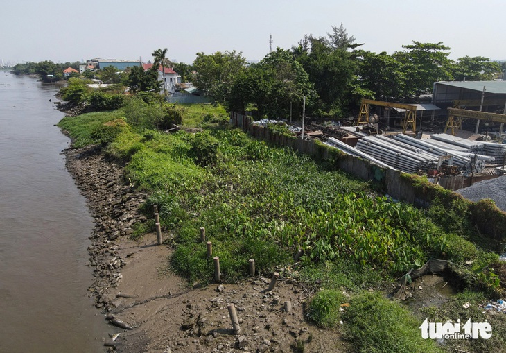 Đoạn 2 của dự án chống sạt lở Thanh Đa (quận Bình Thạnh, TP.HCM) vẫn chưa được xây dựng hoàn chỉnh - Ảnh: CHÂU TUẤN