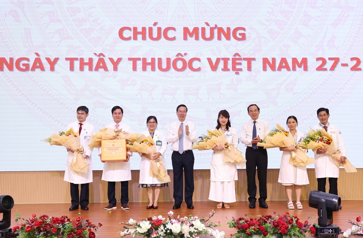 Chủ tịch nước Võ Văn Thưởng và Bí thư Thành ủy TP.HCM Nguyễn Văn Nên tặng quà, chúc mừng lãnh đạo của hai bệnh viện Nhi đồng 1 và Từ Dũ vừa thực hiện thành công liên tiếp 2 ca thông tim can thiệp bào thai - Ảnh: TTXVN