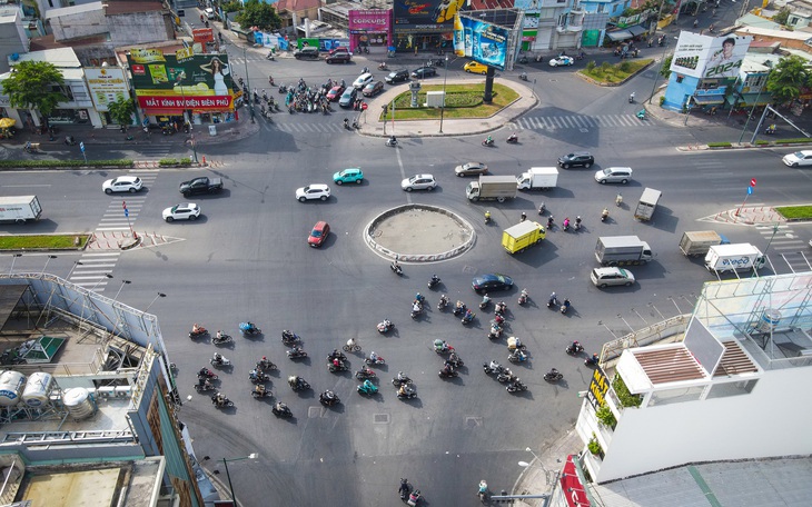 TP.HCM bỏ vòng xuyến bê tông tại giao lộ Phạm Văn Đồng - đường số 20  - Ảnh 2.