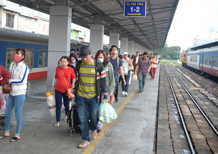 Khách xuống xe lửa tuyến Nha Trang - Sài Gòn - Ảnh: T.T.D.