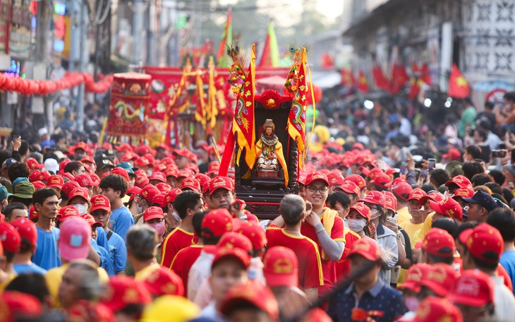 Hàng vạn người dự ‘lễ hội miễn phí’ Miếu Bà Thiên Hậu tại Bình Dương - Ảnh 2.