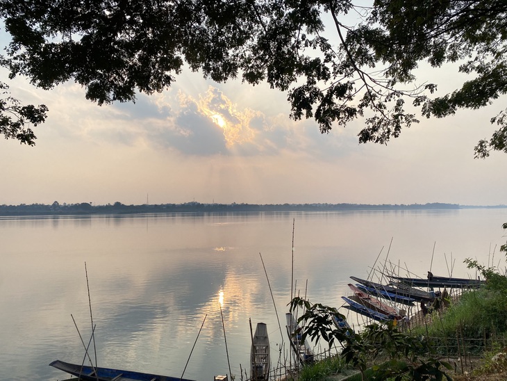 Khung cảnh hoàng hôn thơ mộng trên sông Mekong.