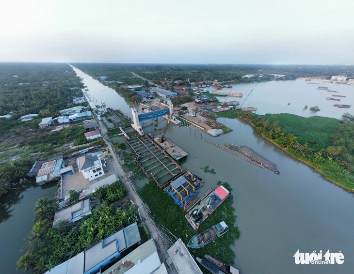 Đơn vị thi công đang đẩy nhanh tiến độ thi công cống ngăn mặn trên kênh Nguyễn Tấn Thành - Ảnh: HOÀI THƯƠNG