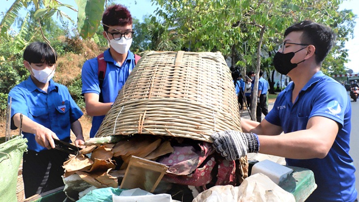 Các bạn trẻ TP.HCM tham gia tổng vệ sinh môi trường, góp phần bảo vệ và nâng cao ý thức giữ gìn môi trường cho người dân TP ngay sau lễ ra quân - Ảnh: K.ANH