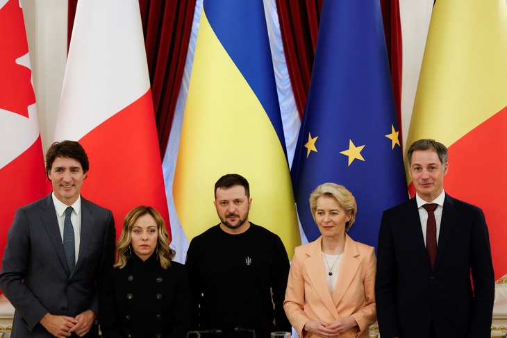 Tổng thống Ukraine Volodymyr Zelensky (giữa) cùng Chủ tịch Ủy ban châu Âu Ursula von der Leyen, Thủ tướng Bỉ Alexander De Croo, Thủ tướng Ý Giorgia Meloni, và Thủ tướng Canada Justin Trudeau tham dự cuộc họp báo chung ở Kiev, Ukraine ngày 24-2 - Ảnh: REUTERS