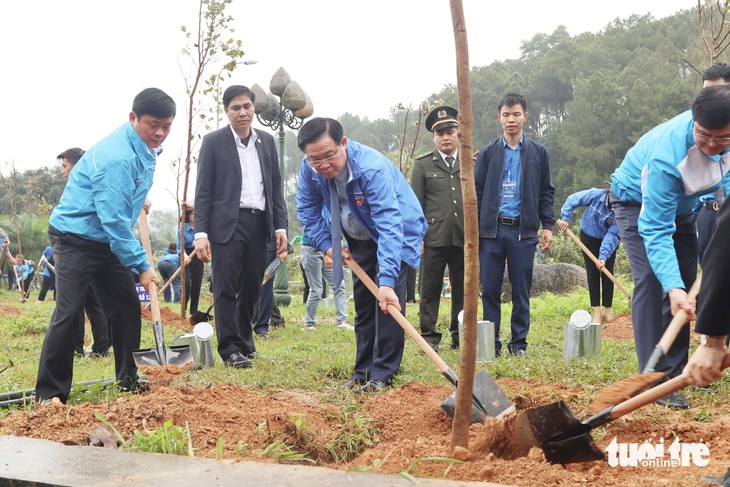 Chủ tịch Quốc hội Vương Đình Huệ cùng các đại biểu trồng cây xanh tại Khu di tích lịch sử quốc gia Truông Bồn, huyện Đô Lương, Nghệ An - Ảnh: DOÃN HÒA