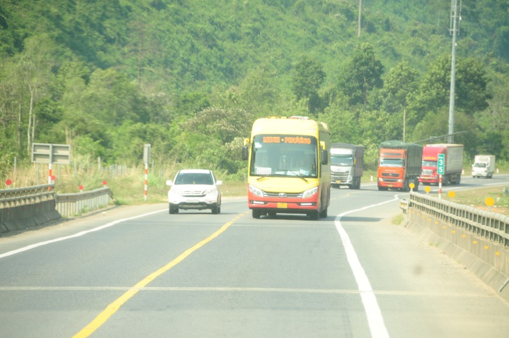 Không đủ kiên nhẫn đợi xe phía trước vì đi chậm, nhiều tài xế phải nôn nóng vượt lên 