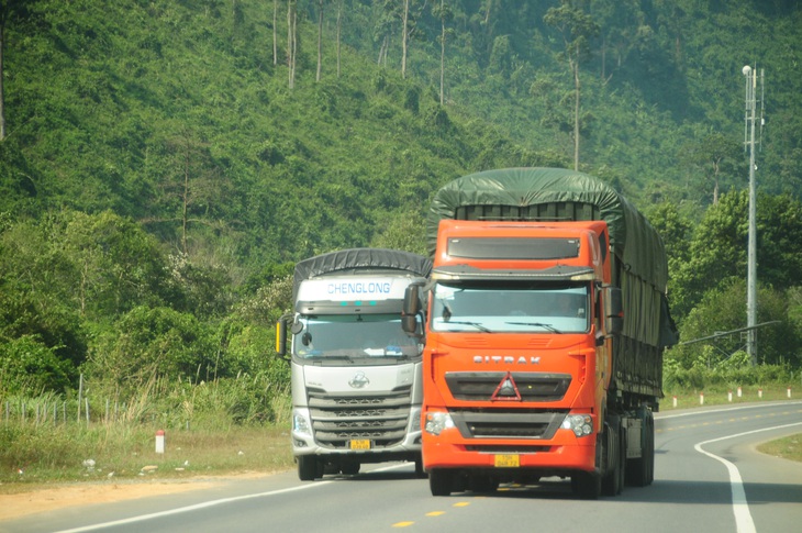 Xe tải chạy chậm khiến xe đi sau nôn nóng vượt lên chắn toàn bộ bề ngang lòng đường 