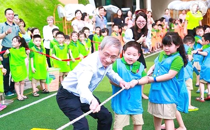 Thầy Nguyễn Xuân Khang chơi kéo co với học sinh Trường MarieCurie Hà Nội - Ảnh: nhà trường cung cấp