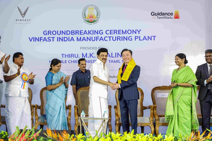 Thủ hiến bang Tamil Nadu, ông M.K. Stalin chúc mừng Tổng Giám đốc VinFast Ấn Độ, ông Phạm Sanh Châu trong buổi lễ động thổ nhà máy VinFast. Ảnh: Đ.H