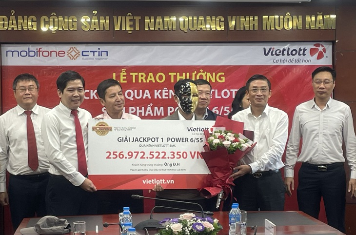 Doanh thu bán vé số Vietlott ở TP.HCM cao nhất so với các địa phương khác (ảnh minh họa khách hàng trúng Jackpot gần 257 tỉ đồng) - Ảnh: L.THANH