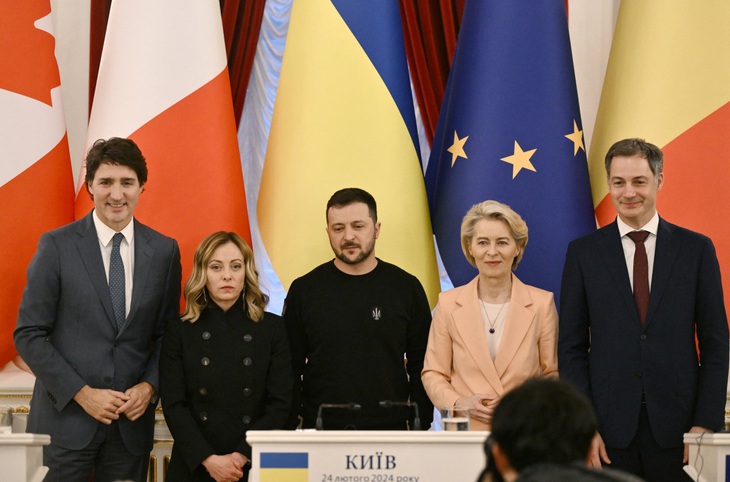 Tổng thống Ukraine Volodymyr Zelensky (giữa) và lãnh đạo phương Tây từ trái qua: Thủ tướng Canada Justin Trudeau, Thủ tướng Ý Giorgia Meloni, Chủ tịch Ủy ban châu Âu Ursula von der Leyen và Thủ tướng Bỉ Alexander De Croo trong cuộc họp báo tại Kiev ngày 24-2 thể hiện sự đoàn kết ủng hộ Ukraine - Ảnh: AFP