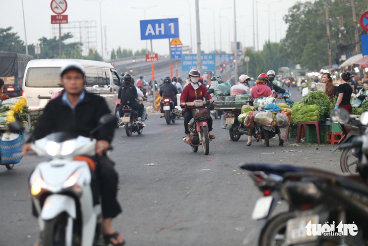 Người dân ở đây cho biết khu vực này thường xuyên diễn ra tình trạng xe máy chạy ngược chiều nhưng vẫn chưa thể dẹp bỏ