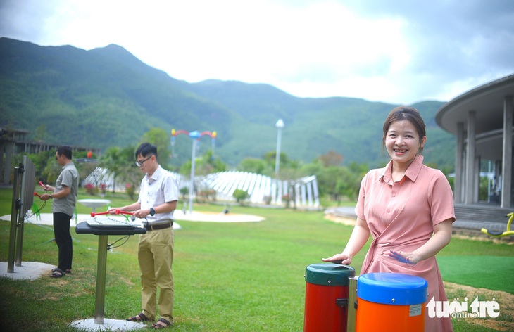 Trải nghiệm hệ thống trống phát triển âm nhạc tại Trung tâm Khám phá khoa học - Ảnh: LÂM THIÊN