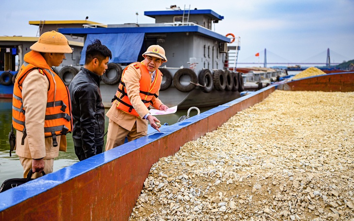 Cảnh sát giao thông đo nồng độ cồn người lái tàu trên tuyến sông Hồng