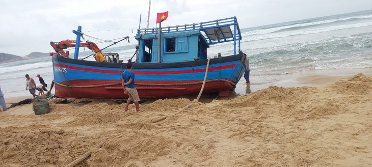 Sóng mạnh đánh dạt 1 tàu cá của ngư dân vào bờ tại khu vực biển Trung Lương - Ảnh: N.V.H.