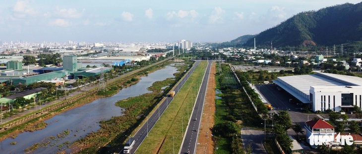 Tuyến vành đai phía tây 2 làm đến đoạn đường số 8 Khu công nghiệp Hòa Khánh thì phải tạm dừng - Ảnh: ĐOÀN CƯỜNG