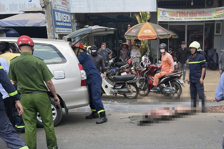 Một nạn nhân trong vụ cháy được đưa ra khỏi hiện trường - Ảnh: N.Đ.N.