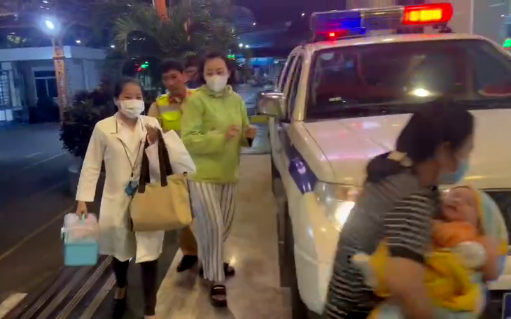 Cảnh sát giao thông dùng xe đặc chủng đưa người bị tai biến nặng và bé gái bị co giật đi cấp cứu - Ảnh 2.