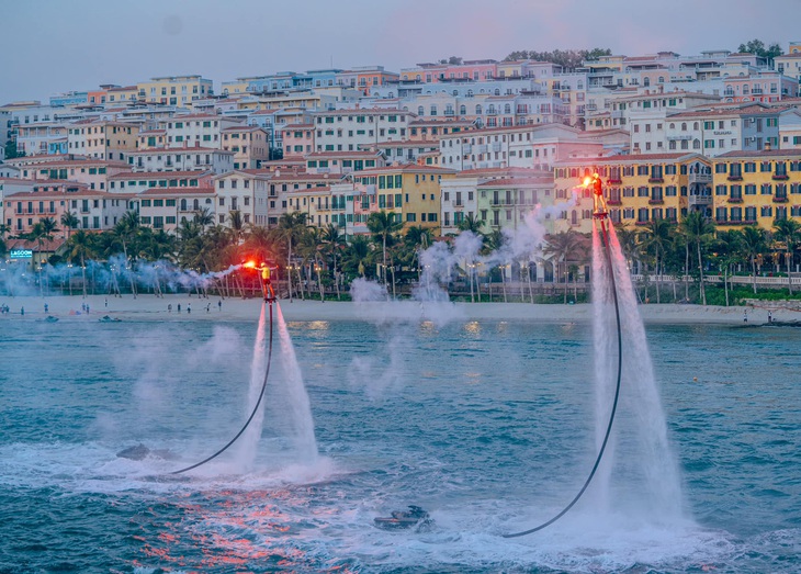 Các vận động viên trình diễn Flyboard kết hợp với ánh sáng tuyệt đẹp ở tại thị trấn Hoàng Hôn - Ảnh: M.H.