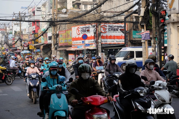 Chuyên gia cho rằng luật đã quy định thì cần xử lý nghiêm vi phạm, kết hợp tuyên truyền và giáo dục nâng cao ý thức, văn hóa giao thông. Trong ảnh: dù đèn đỏ đã bật nhưng nhiều người vẫn cố chen lên để vượt qua ngã tư khiến giao thông thêm hỗn loạn - Ảnh: PHƯƠNG NHI