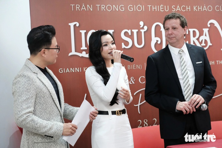 Hiền Nguyễn Soprano (giữa) và GS Gianni Kriscak chia sẻ tại họp báo - Ảnh: ĐẬU DUNG