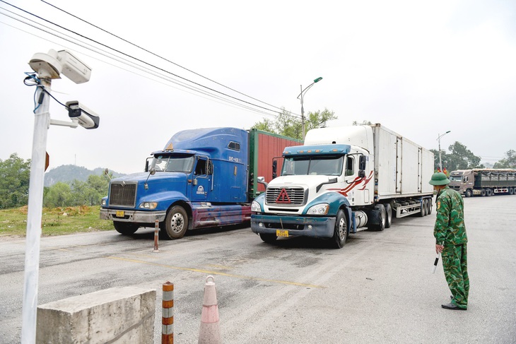 Bộ đội biên phòng tỉnh Lạng Sơn điều tiết xe xuất khẩu nông sản sang Trung Quốc từ sớm, từ xa để tránh ùn tắc cục bộ - Ảnh: NAM TRẦN