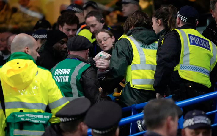 Cổ động viên Leeds rớt khán đài Stamford Bridge của Chelsea