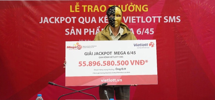 Anh Đ.H. nhận giải Jackpot trị giá hơn 55,8 tỉ đồng nhờ mua vé số Vietlott - Ảnh: CTV