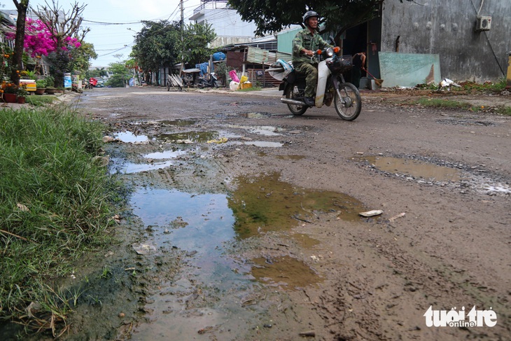 Kiệt 245 Âu Cơ có những đoạn bị hư hỏng, bùn đất tích tụ - Ảnh: THANH NGUYÊN