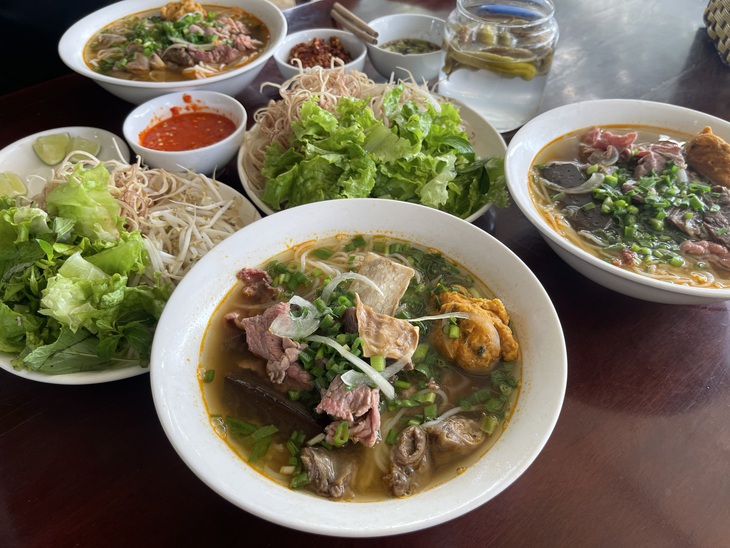 Bún bò ở một quán trên đường Lý Nam Đế, TP Huế