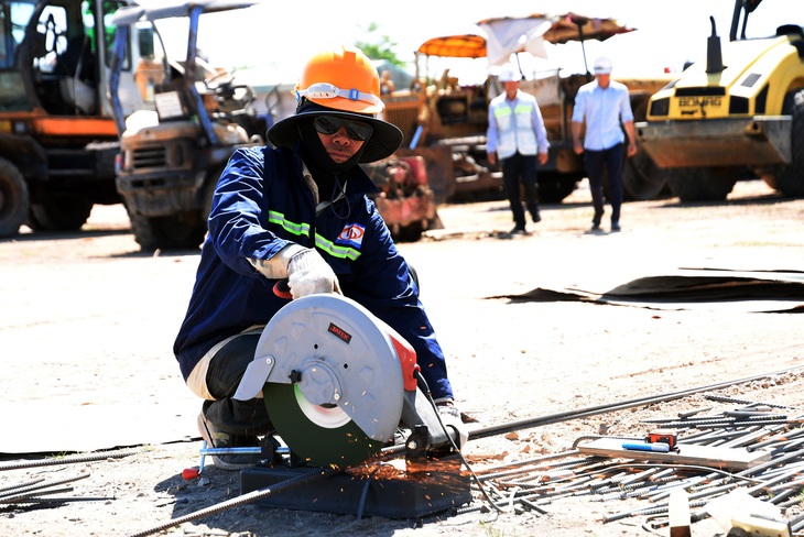 Nhân công nhàn rỗi được tận dụng làm các công tác chuẩn bị chờ mặt bằng