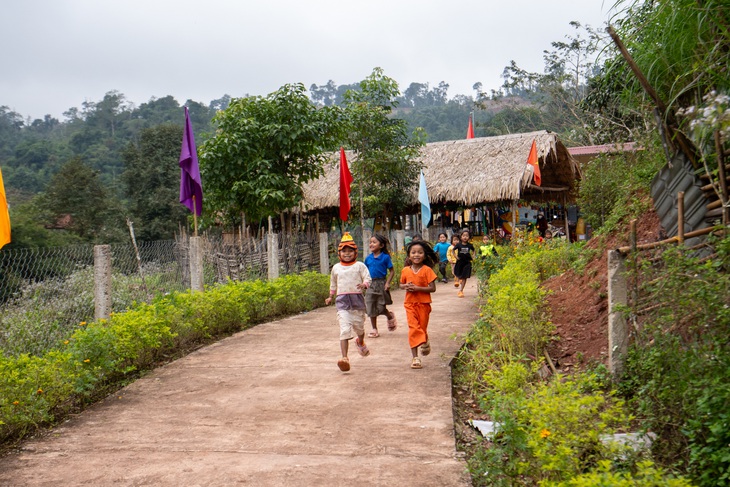 Những em bé đồng bào Ma Coong trên vùng núi Trường Sơn 