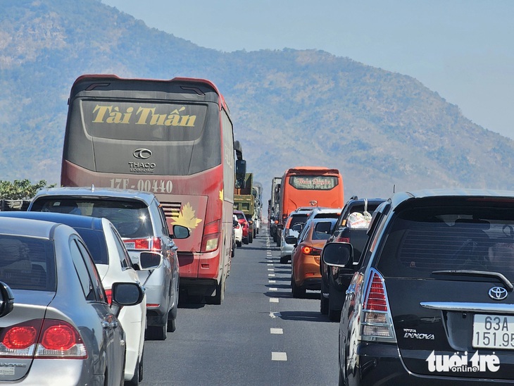 Cả đoạn dài tuyến cao tốc Vĩnh Hảo - Phan Thiết kẹt cứng - Ảnh: CÔNG TRIỆU