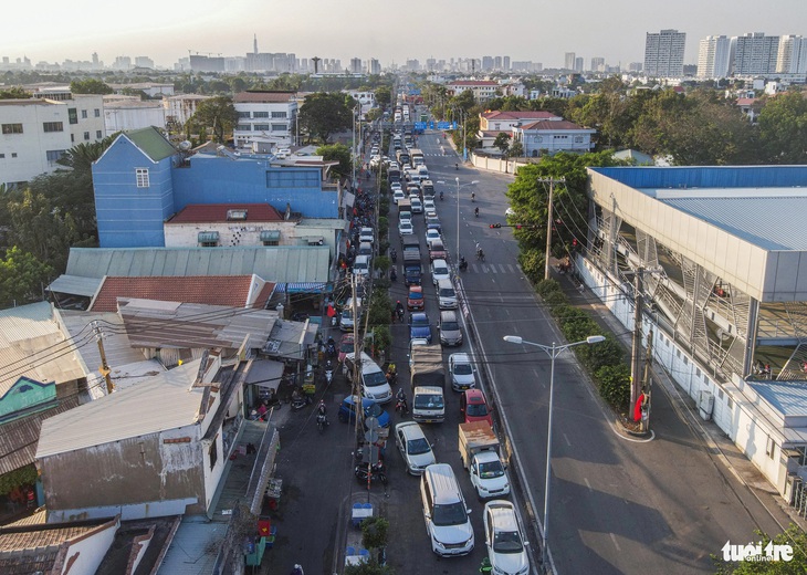 Kẹt xe kéo dài hơn 2km từ đường Đồng Văn Cống vào phà Cát Lái. Hình ảnh chụp lúc 17h tại đường Nguyễn Thị Định - Ảnh: CHÂU TUẤN