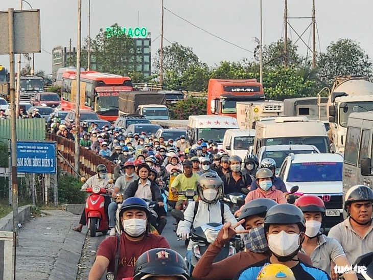 Tương tự tại cửa ngõ phía tây TP.HCM, đoạn cầu Bình Điền cũng nườm nượp người dân về quê ăn Tết - Ảnh: NGỌC KHẢI