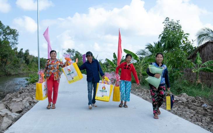 Phân bón Cà Mau mang đến nhà nông ‘Tết ấm no - Mùa sung túc’