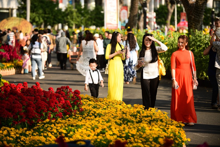 Đường hoa Phú Mỹ Hưng, TP.HCM khai mạc, hàng trăm du khách đã 'lên đồ' đi dạo- Ảnh 12.