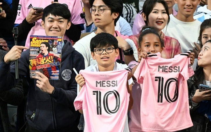 Messi hú hồn với màn bắn pháo hoa ở Hong Kong