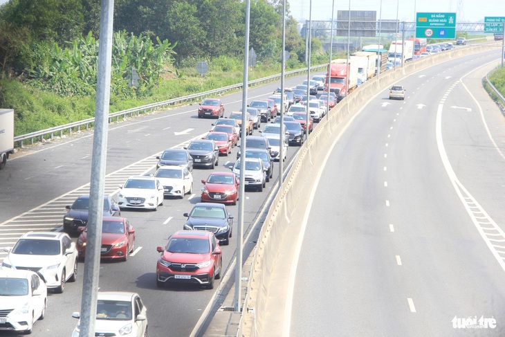 Xe chờ đèn đỏ nối hàng dài gần 1km trên cao tốc Quảng Ngãi - Đà Nẵng 