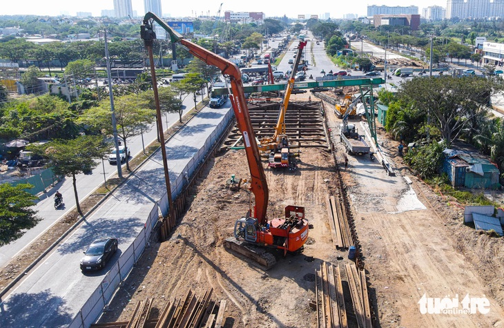 Hầm chui Nguyễn Văn Linh (quận 7, TP.HCM) là một trong các vị trí duy trì rào chắn trên đường vào dịp Tết Nguyên đán 2024 - Ảnh: CHÂU TUẤN