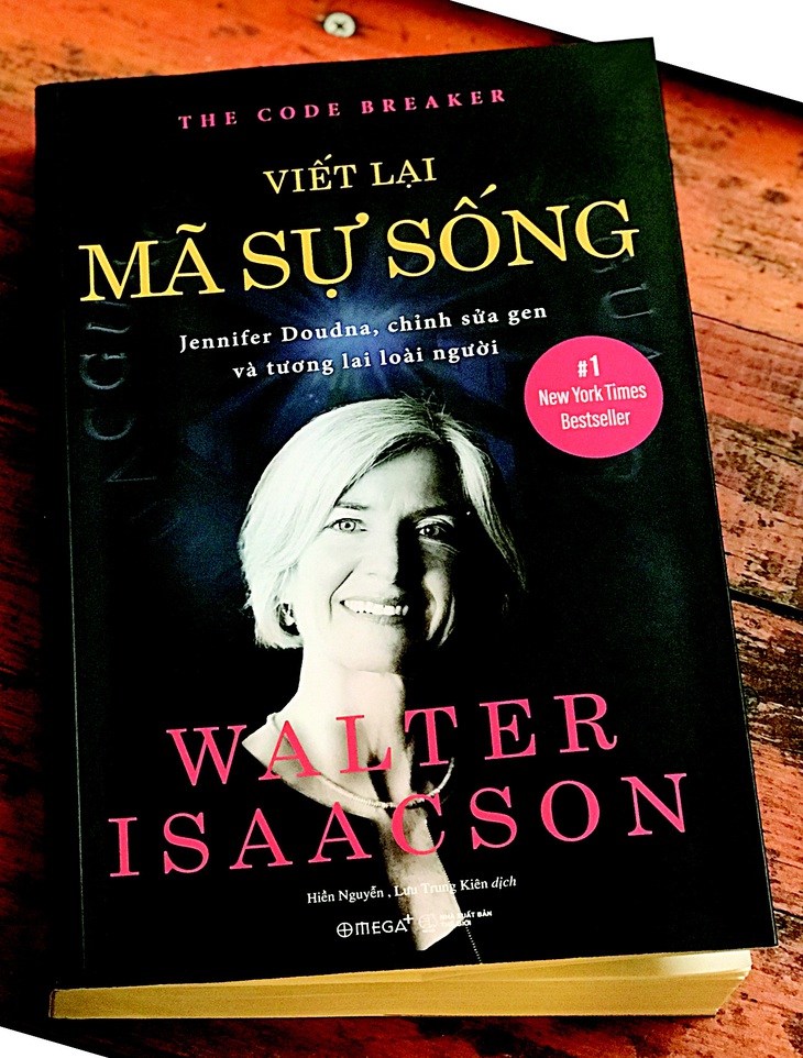Bìa cuốn sách Viết lại mã sự sống - Ảnh: TIẾU TÙNG
