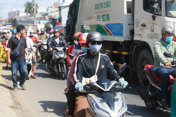 Hôm nay thời tiết Nam Bộ nắng nóng, người dân đi đường xa chú ý bổ sung nước và che chắn kỹ - Ảnh: CHÂU TUẤN