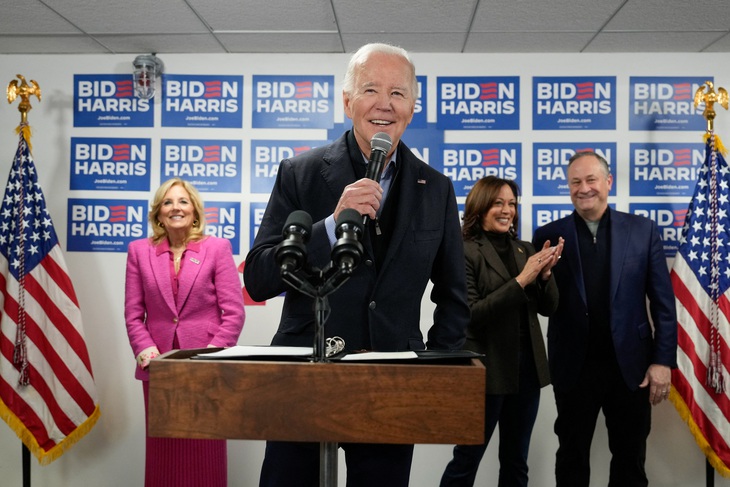 Tổng thống Joe Biden và Phó tổng thống Kamala Harris trong lễ khai trương văn phòng tranh cử tại Wilmington thuộc bang Delaware ngày 3-2 - Ảnh: REUTERS