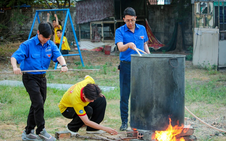 Sinh viên gói bánh chưng tặng chú bảo vệ, cô lao công