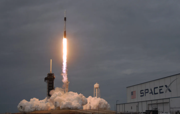 Tàu vũ trụ Crew Dragon gắn trên tên lửa SpaceX Falcon 9, rời khỏi bệ phóng vào ngày 18-1 - Ảnh: GETTY IMAGES